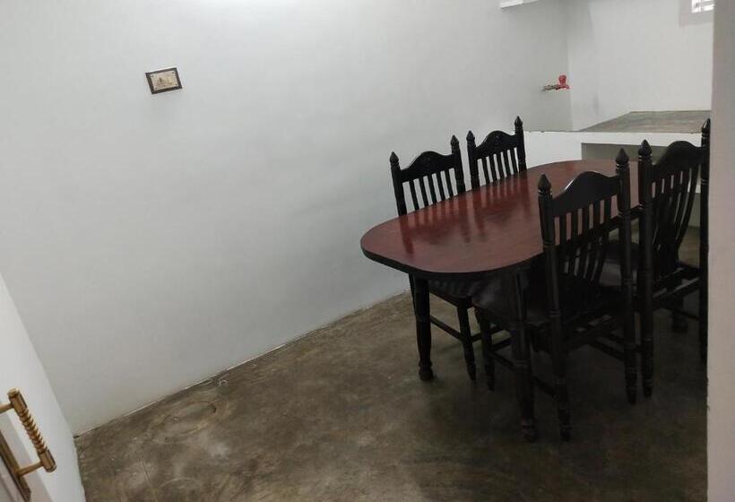 اتاق لوکس, Mayurapriya Inn