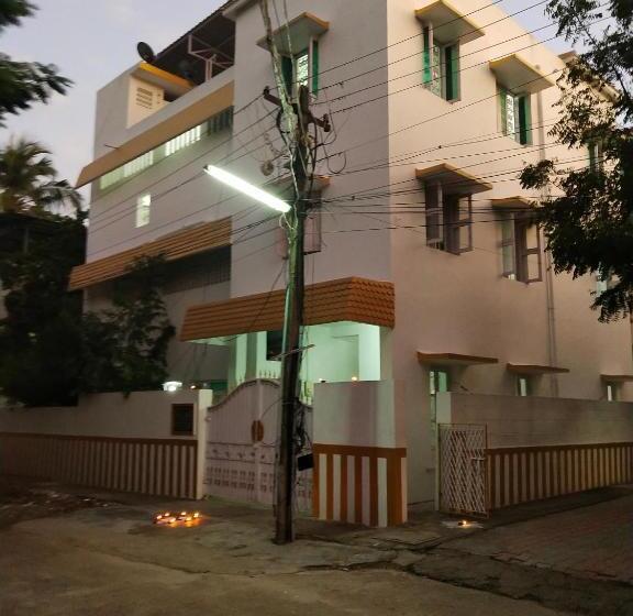 اتاق لوکس, Mayurapriya Inn