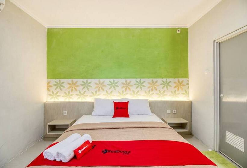 Номер Deluxe, Reddoorz Near Malioboro Tugu Station Jogja 2