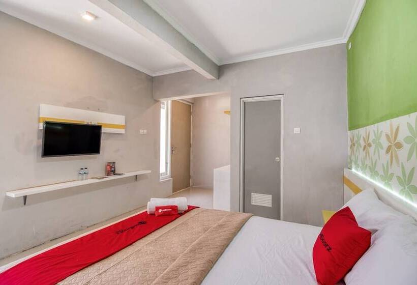 Номер Deluxe, Reddoorz Near Malioboro Tugu Station Jogja 2