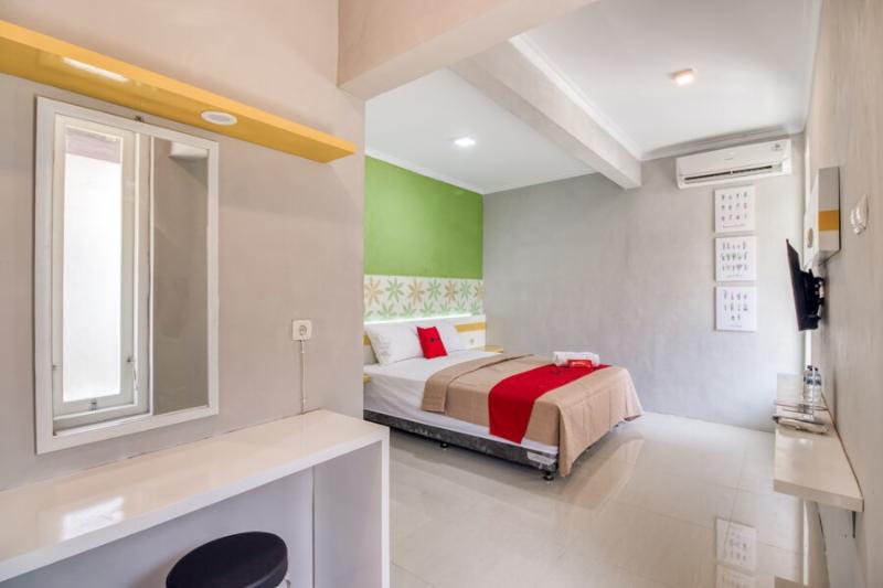 Номер Deluxe, Reddoorz Near Malioboro Tugu Station Jogja 2