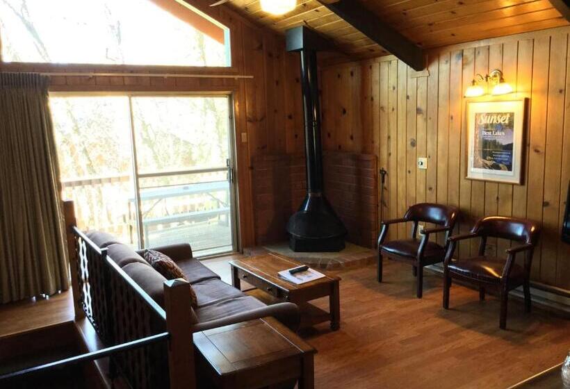 Номер Deluxe, The Pines Resort & Conference Center