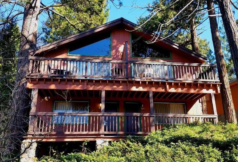 Номер Deluxe, The Pines Resort & Conference Center