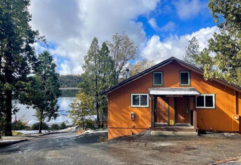 Номер Deluxe, The Pines Resort & Conference Center