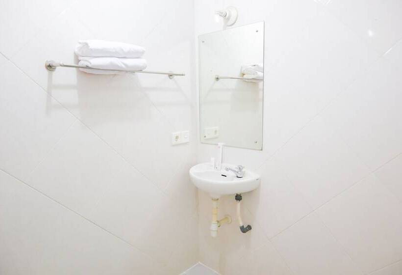 Номер Стандарт, Reddoorz Syariah Near Ragunan Zoo 3