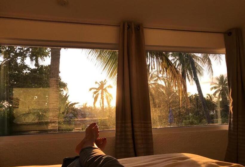 اتاق لوکس با چشم‌انداز دریا, The Sunset Cove And Rainbow Room