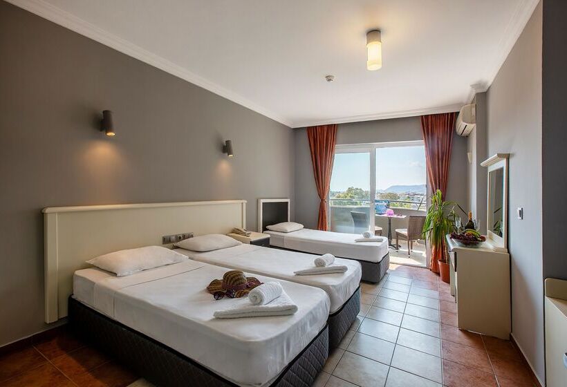 Camera Tripla Classica con Balcone, Grand Alisa Hotel – Ex.royalisa