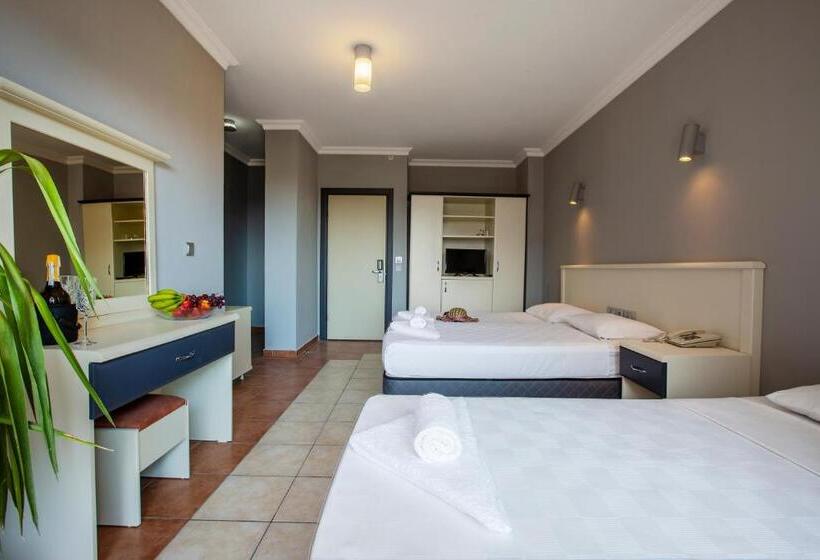 Habitación Triple Estándar con Balcón, Grand Alisa Hotel – Ex.royalisa
