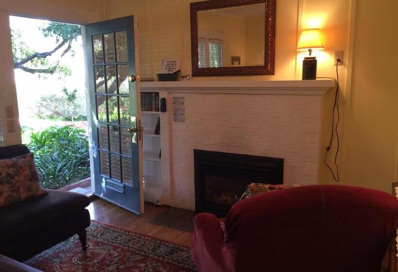جناح, Secret Garden Inn & Cottages