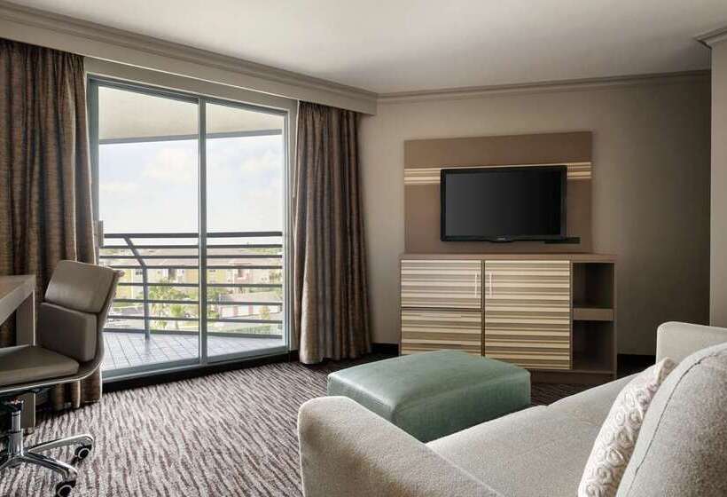 Студия Стандарт, Revel Hotel Des Moines Urbandale, Tapestry Collection By Hilton