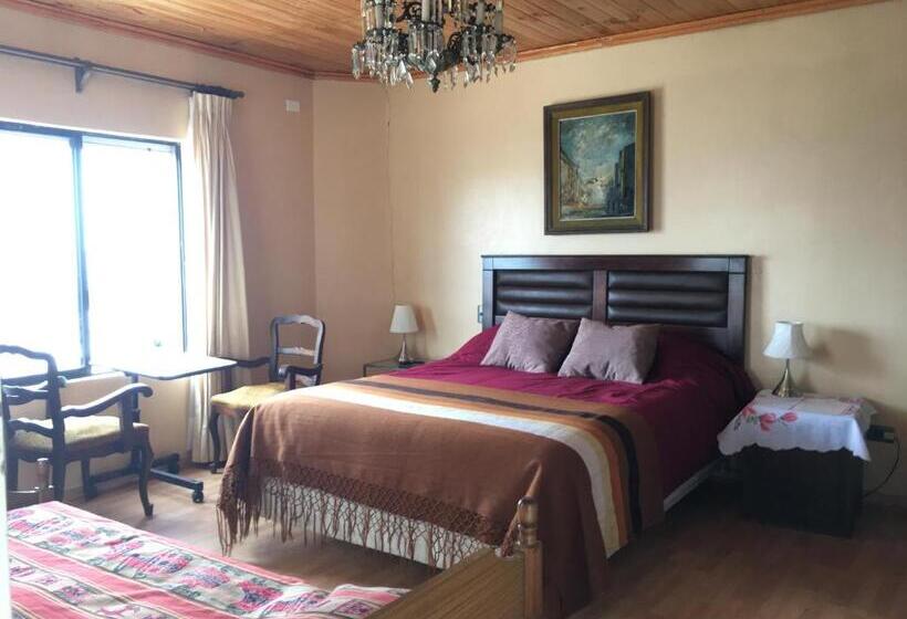 Трехместный Номер Deluxe Вид на Море, Hostal La Casa Barco