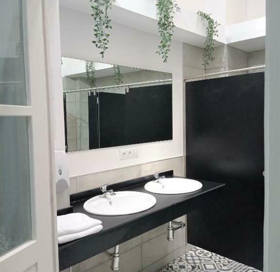 تختخواب در اتاق مشترک, Planeta Cadiz Hostel