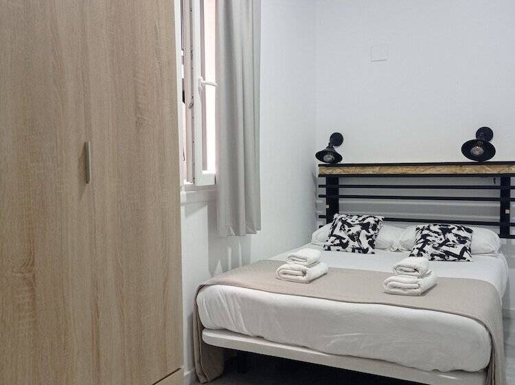 اتاق اکونومی, Planeta Cadiz Hostel
