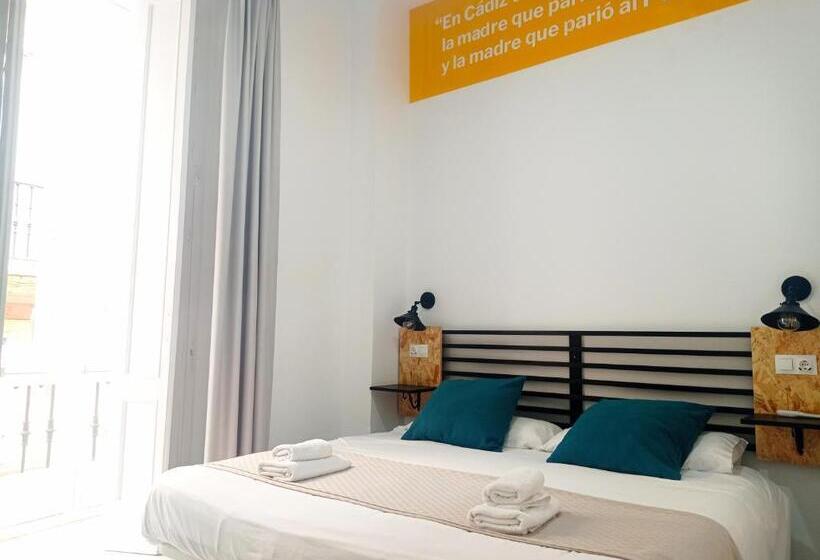 اتاق لوکس با بالکن, Planeta Cadiz Hostel