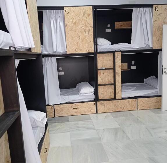 تختخواب در اتاق مشترک, Planeta Cadiz Hostel