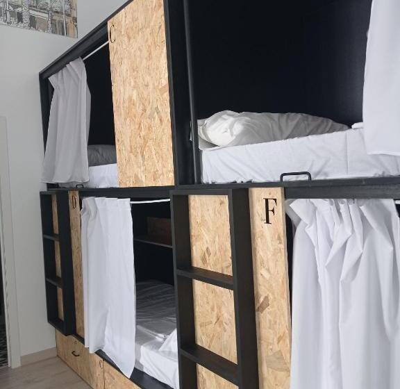 تختخواب در اتاق مشترک, Planeta Cadiz Hostel