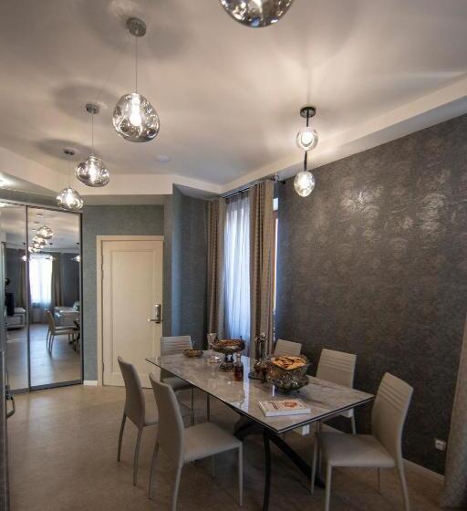 스위트, Mandarin Clubhouse