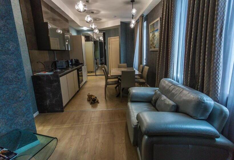 스탠다드 스튜디오, Mandarin Clubhouse