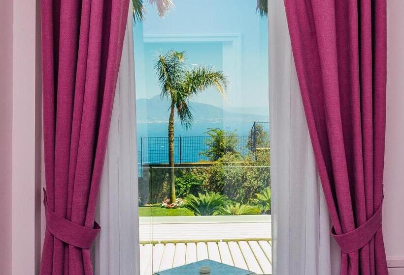 سوییت با چشم‌انداز دریا, Villa Eliana