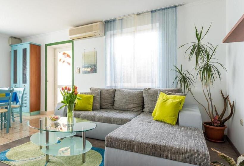 شقة غرفتين مطلة على البحر, Apartments And Room Lora
