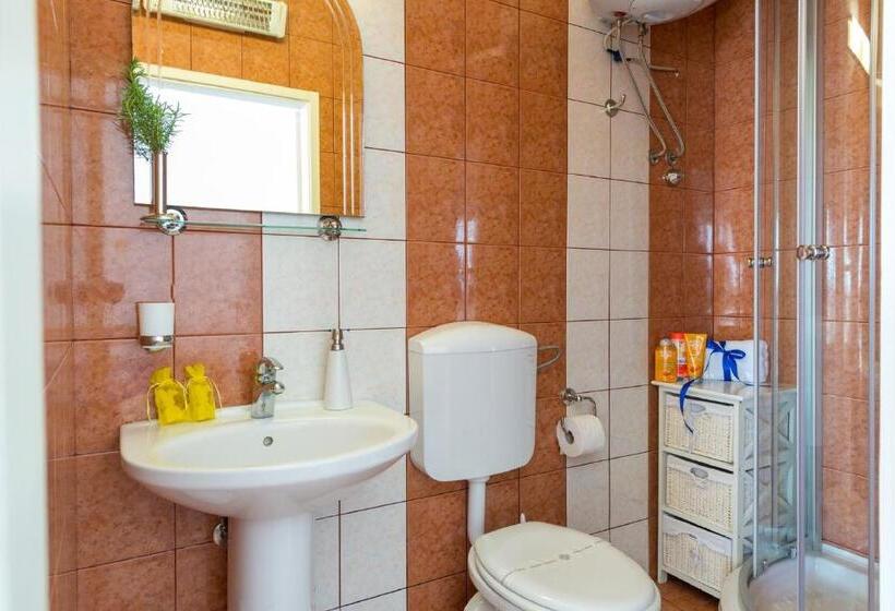 شقة غرفة نوم واحدة مزودة بتراس مطلة على البحر, Apartments And Room Lora