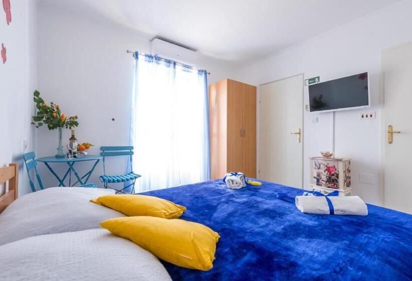 شقة غرفة نوم واحدة مزودة بتراس مطلة على البحر, Apartments And Room Lora