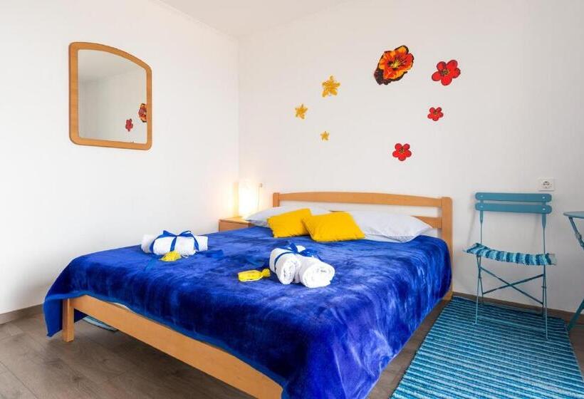 شقة غرفة نوم واحدة مزودة بتراس مطلة على البحر, Apartments And Room Lora