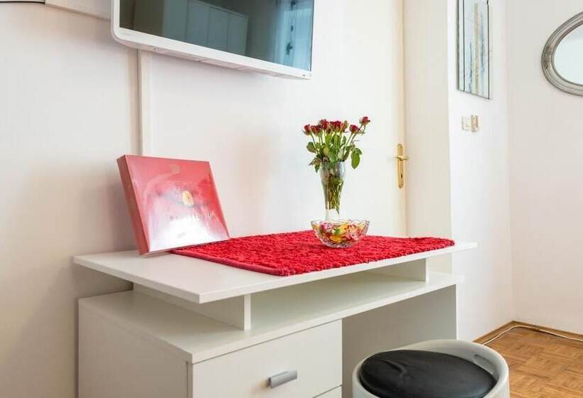 شقة غرفة نوم واحدة مزودة بتراس مطلة على البحر, Apartments And Room Lora