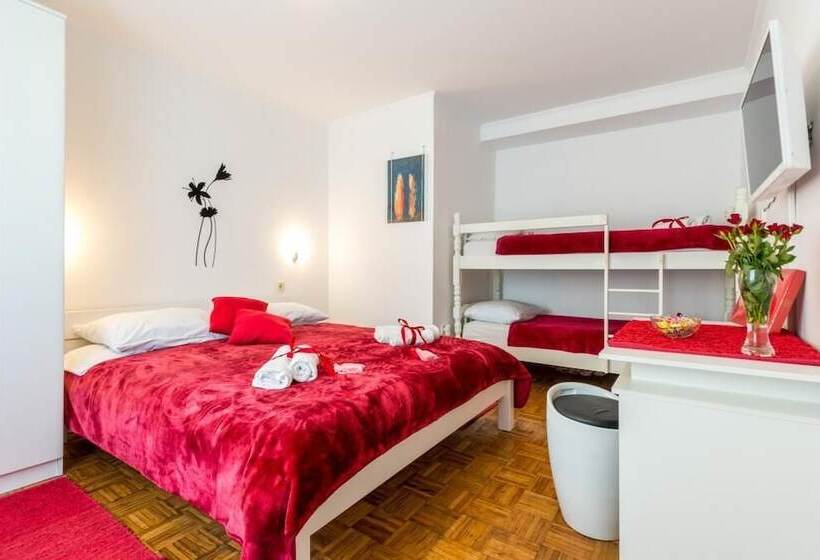 شقة غرفة نوم واحدة مزودة بتراس مطلة على البحر, Apartments And Room Lora