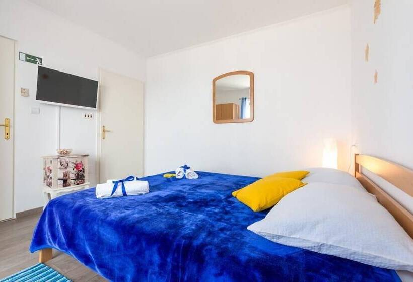 شقة غرفة نوم واحدة مزودة بتراس مطلة على البحر, Apartments And Room Lora