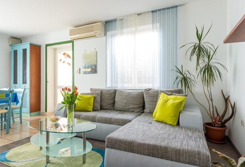 شقة غرفتين مطلة على البحر, Apartments And Room Lora