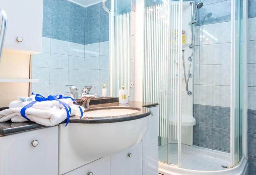 شقة غرفتين مطلة على البحر, Apartments And Room Lora