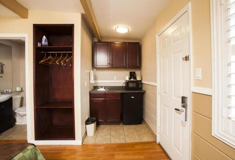 Полулюкс, Tri Valley Inn & Suites
