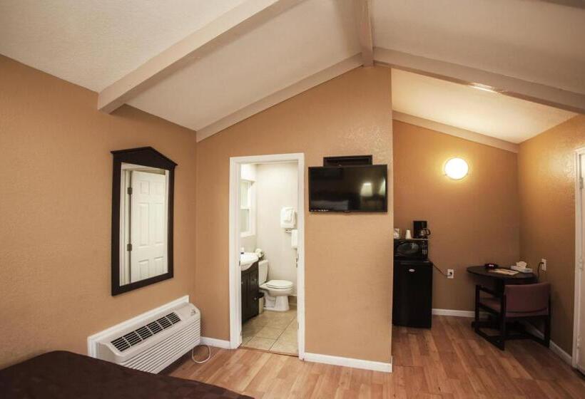 Полулюкс, Tri Valley Inn & Suites