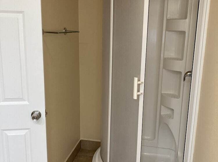 Люкс, Tri Valley Inn & Suites