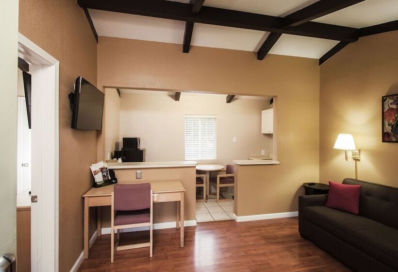 Люкс, Tri Valley Inn & Suites