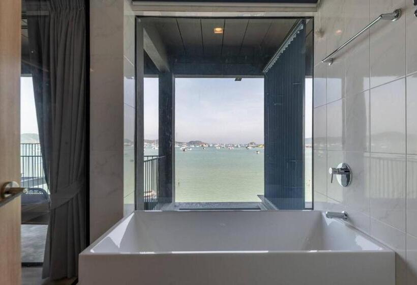 سوییت با چشم‌انداز دریا, Arch39 Phuket Beach Front   Sha Plus