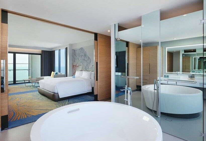 سوییت جونیور با چشم‌انداز دریا, Novotel Marina Sriracha