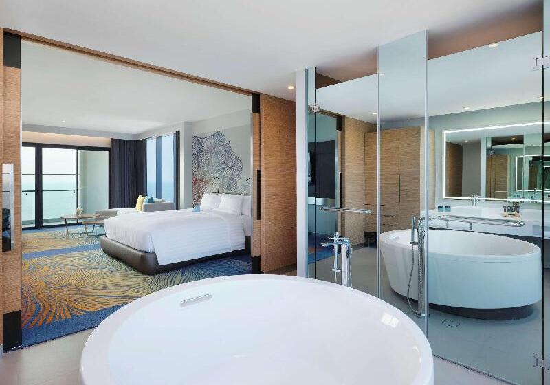 سوییت جونیور با چشم‌انداز دریا, Novotel Marina Sriracha