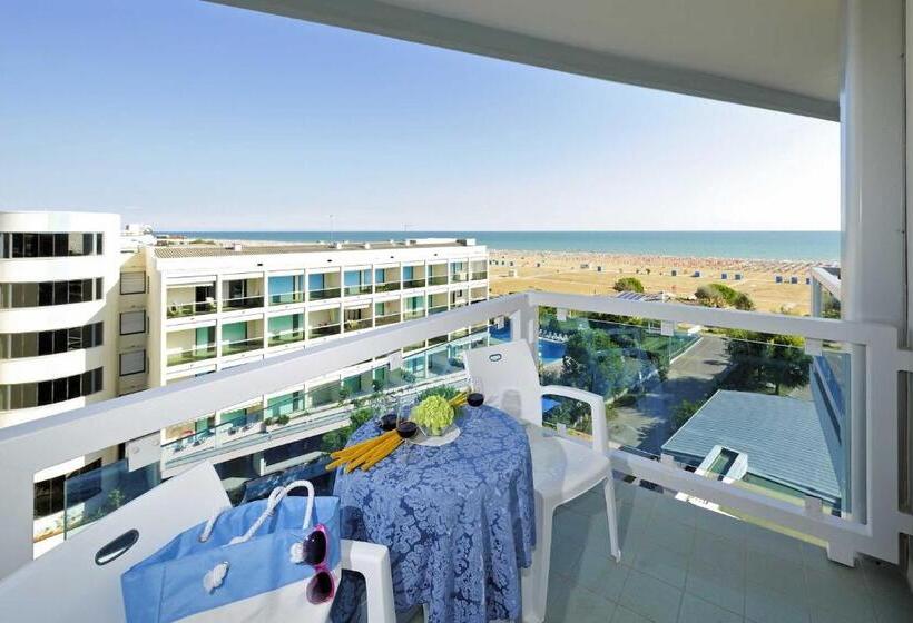 Комфортабельный номер с боковым видом на море, Majestic Beach Hotel & Wellness