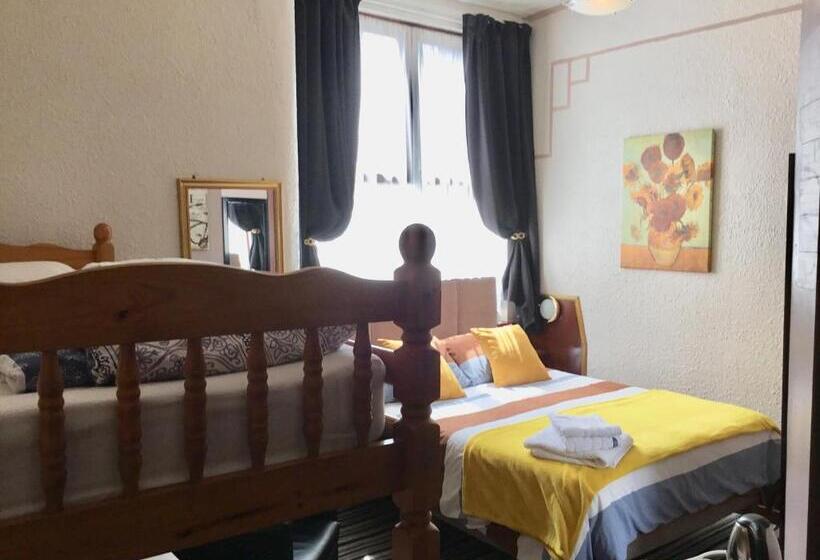 Четырехместный Номер Стандарт, Kirkstall Guest House