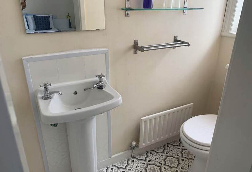 اتاق کلاسیک سه تخته, Marlow Lodge