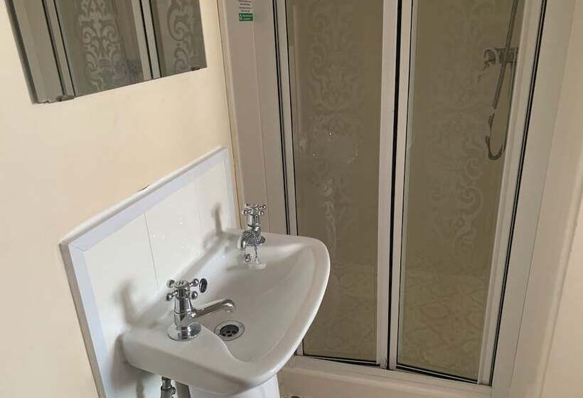 اتاق لوکس خانوادگی, Marlow Lodge