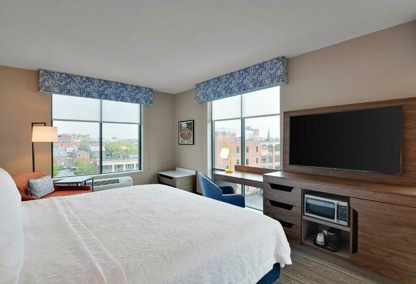带大床的标准间, Hampton Inn Salem Boston