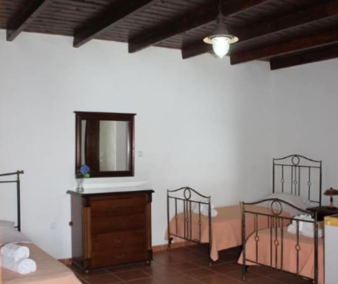 غرفة قياسية ثلاثية, Lalloudes Seaside Accommodation
