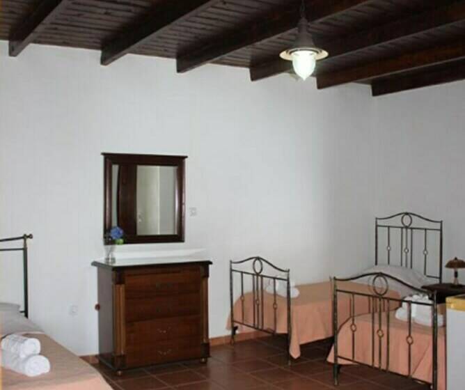 スタンダードトリプルルーム, Lalloudes Seaside Accommodation