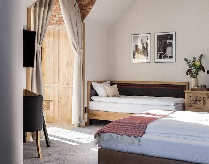 Полулюкс, Aparthotel Cristina