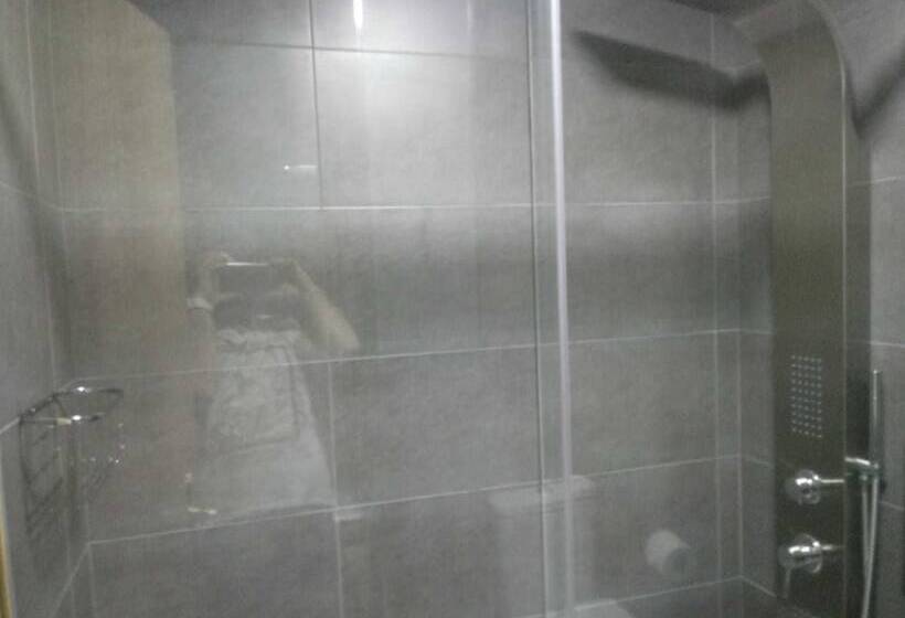 스탠다드 룸, Hostal Montreal
