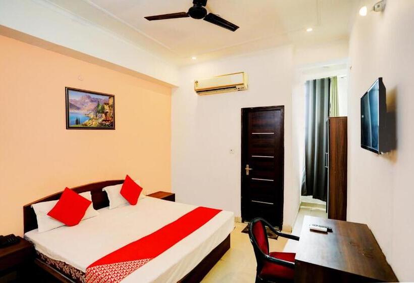 Triple Classic Room, Oyo 29308 Virasat Shaheed Path Inn