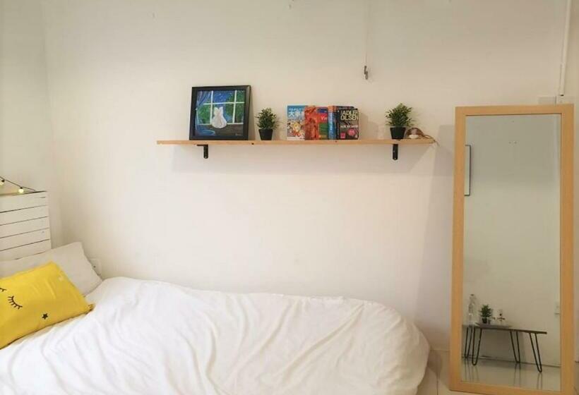 Economy Quadruple Room, The Nineties Hostel